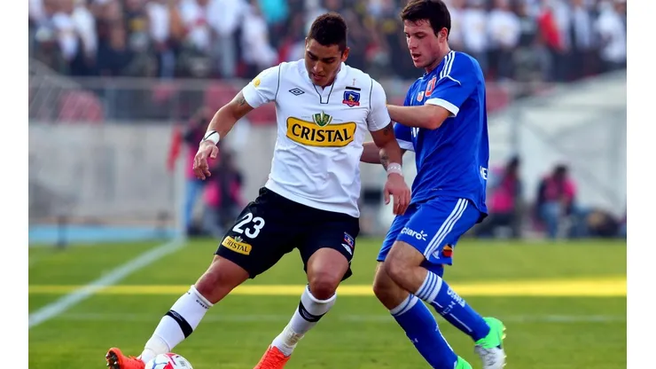 Bruno Romo ante Ángelo Henríquez en un superclásico de 2012
