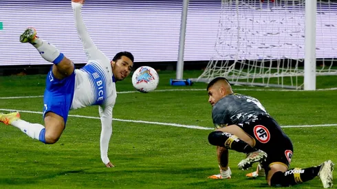 Unión Española se anotó un triunfazo quitándole el invicto a Universidad Católica en San Carlos.