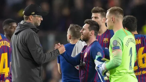 Lionel Messi se saluda con Jürgen Klopp en un duelo de Champions League