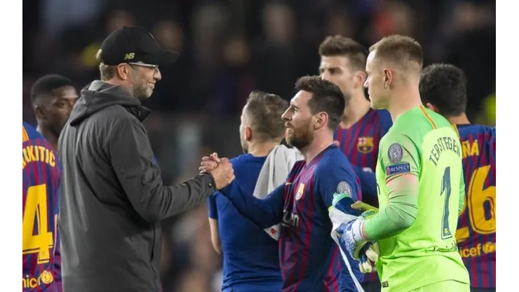 Lionel Messi se saluda con Jürgen Klopp en un duelo de Champions League