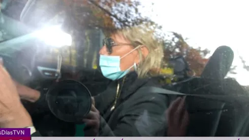 Raquel Argandoña intentando escapar de los periodistas.