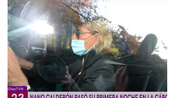 Raquel Argandoña intentando escapar de los periodistas.