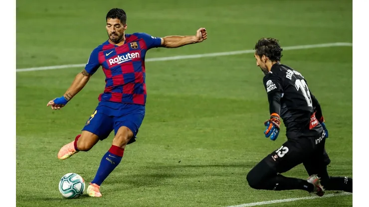 Luis Suárez convierte ante el Espanyol