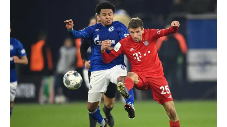 Weston McKennie marcando a Thomas Müller en la Bundesliga