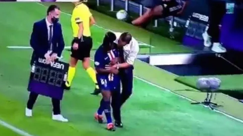 Sandy Baltimore fue tocada de manera reprochable por Olivier Echouafni cuando la sacó de la cancha para ser sustituida.