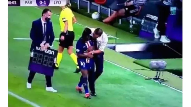 Sandy Baltimore fue tocada de manera reprochable por Olivier Echouafni cuando la sacó de la cancha para ser sustituida.