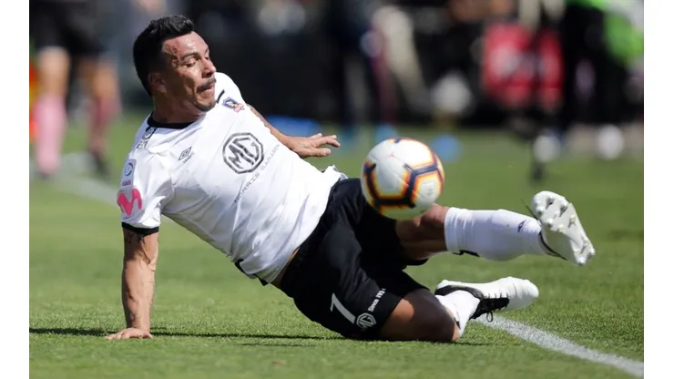 Esteban Paredes esperará su momento en la suplencia de Colo Colo para el reinicio contra Santiago Wanderers