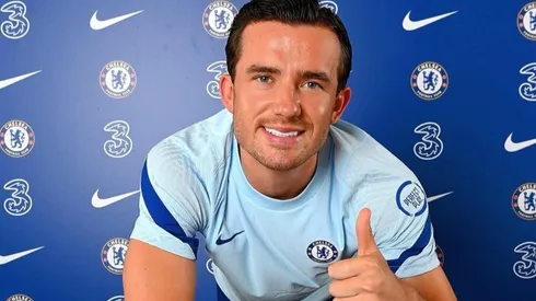 El defensor inglés firmó por cinco temporadas con los blues.