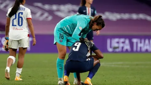 Tiane consoló a sus compañeras tras el partido ante el Lyon
