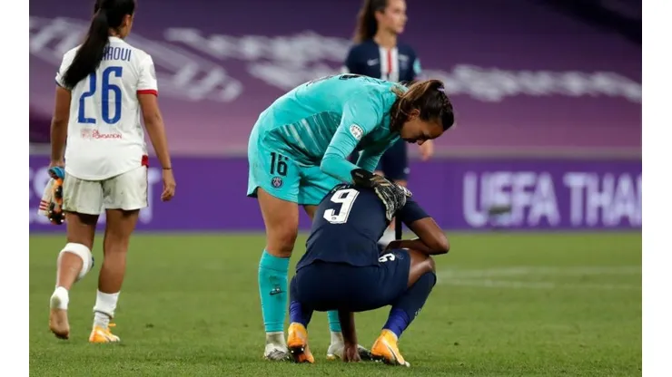 Tiane consoló a sus compañeras tras el partido ante el Lyon