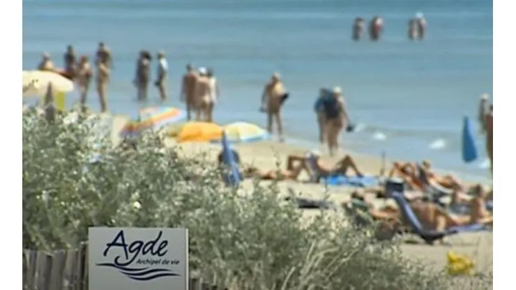Los asistentes a la playa nudista no respetaron las medidas de prevención.