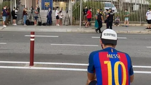 Hinchas llegan a llorar la inminente partida de Messi del Barcelona