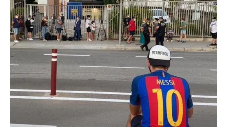 Hinchas llegan a llorar la inminente partida de Messi del Barcelona