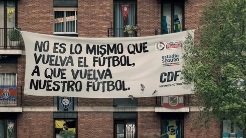El llamado es a colgar sus camisetas, banderas y lienzos en balcones, terrazas y ventanas, para dar vida desde ahora el esperado retorno del fútbol chileno.