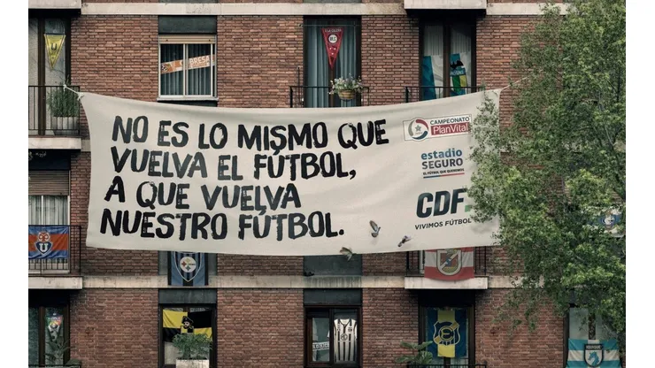 El llamado es a colgar sus camisetas, banderas y lienzos en balcones, terrazas y ventanas, para dar vida desde ahora el esperado retorno del fútbol chileno.
