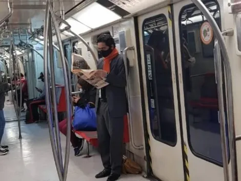 Captan al ministro Ignacio Briones viajando en Metro hacia la Moneda