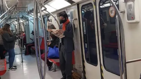 Captan al ministro Ignacio Briones viajando en Metro hacia la Moneda