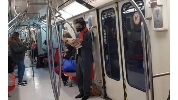 Captan al ministro Ignacio Briones viajando en Metro hacia la Moneda