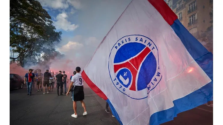 La distancia social pasó a segundo plano en París tras el inicio de la final de Champions League.