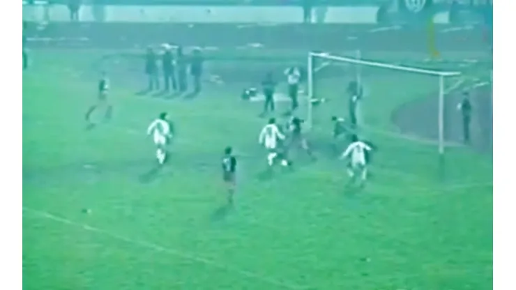 Carlos Caszely liquida con clase en el centro del área tras un carrerón de Gamboa y asegura el triunfo de Chile sobre el PSG en 1982