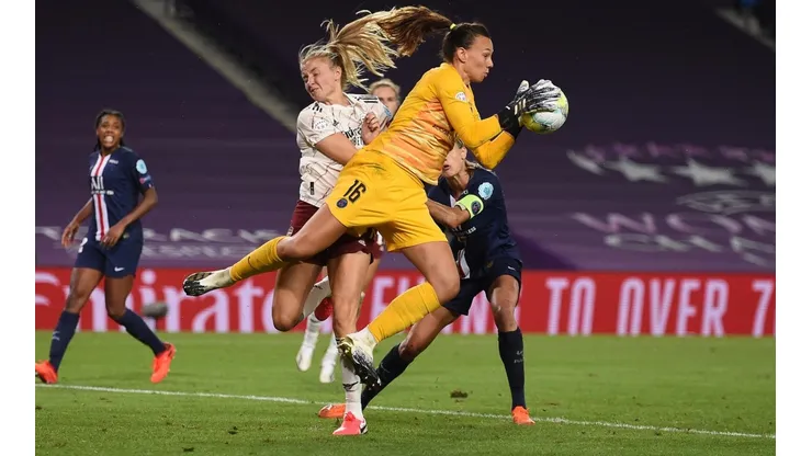 Tiane Endler contra Arsenal en Champions.