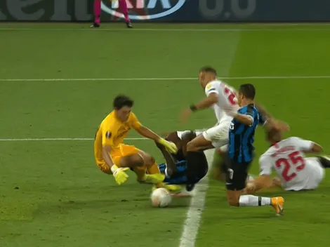 A Alexis se la sacan de la línea en la final de Europa League