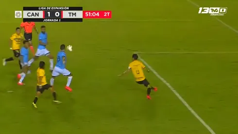 Issac Díaz tras el rebote del penal.