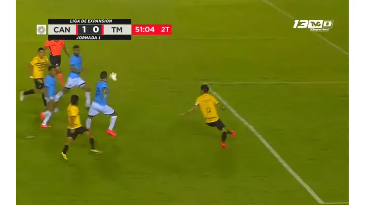 Issac Díaz tras el rebote del penal.