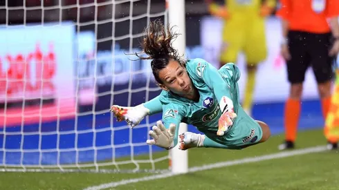 Tiane Endler contra el Olympique de Lyon.