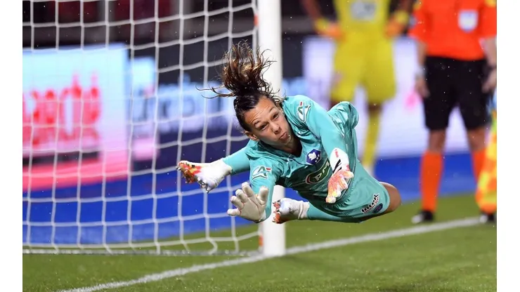Tiane Endler contra el Olympique de Lyon.