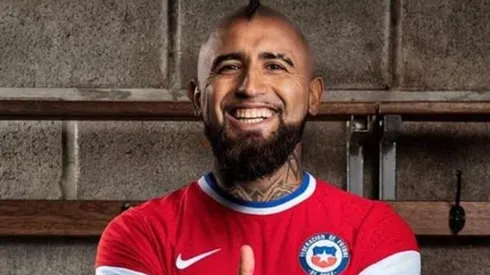 Arturo Vidal luce la nueva camiseta de Chile