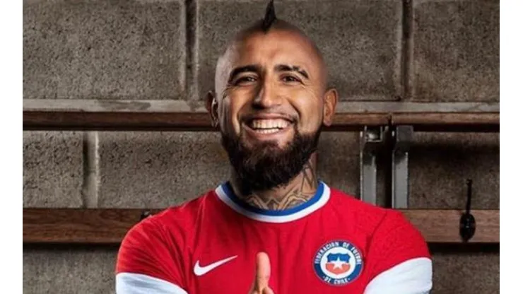 Arturo Vidal luce la nueva camiseta de Chile