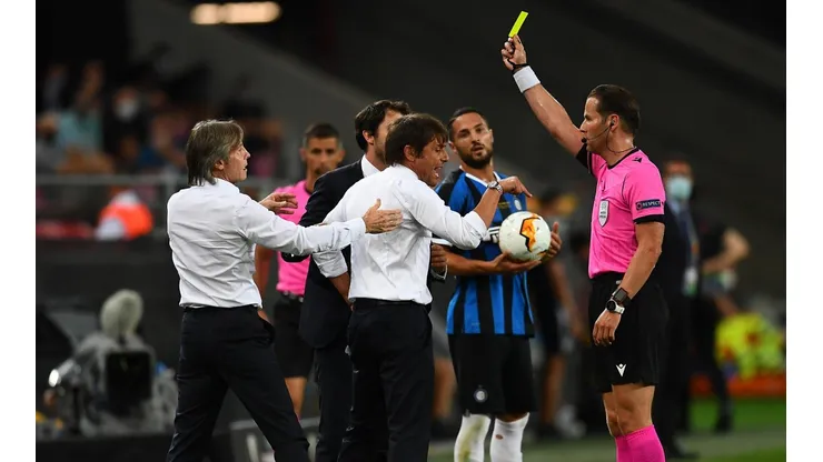Banega le tira el pelo a Conte para saber "si es de verdad"