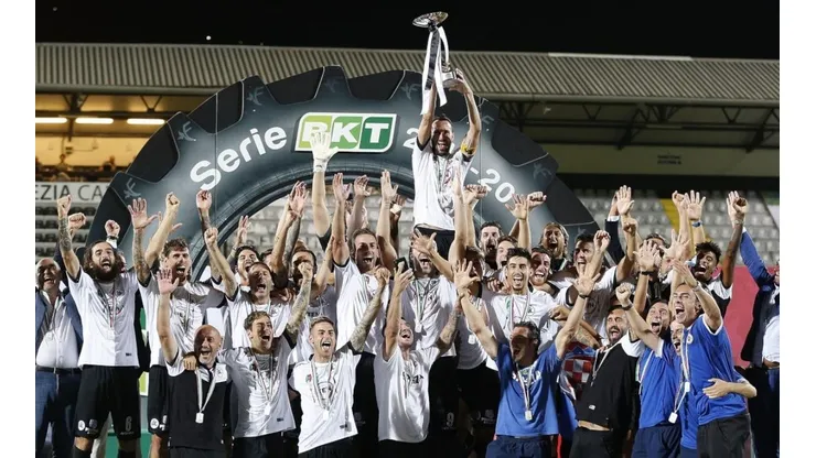 El Spezia celebra por primera vez el ascenso a la Serie A de Italia.