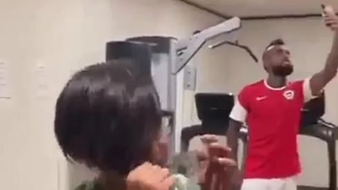 La nueva edición de la camiseta de Chile que muestra Arturo Vidal tiene mangas blancas como gran novedad