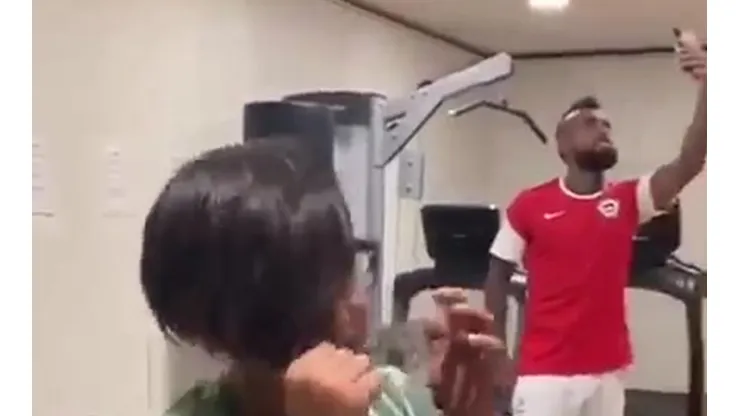La nueva edición de la camiseta de Chile que muestra Arturo Vidal tiene mangas blancas como gran novedad