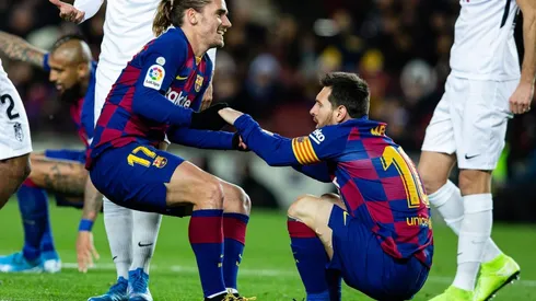 Griezmann levanta a Lionel Messi