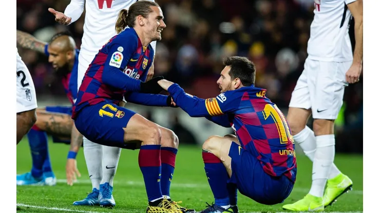 Griezmann levanta a Lionel Messi