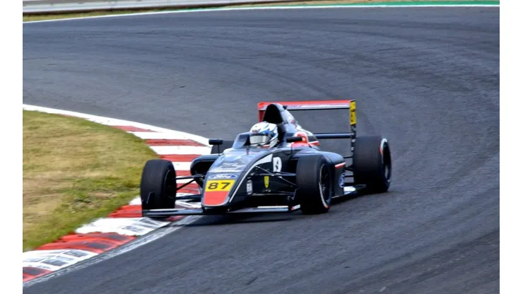 El piloto chileno podría enfrentar lluvia en la tercera fecha de la F4 británica.
