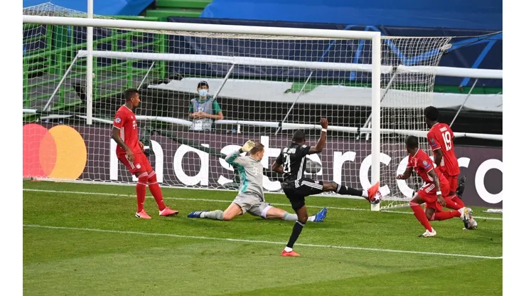 El palo del Olympique de Lyon.