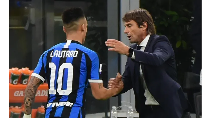 Lautaro Martínez junto a Antonio Conte