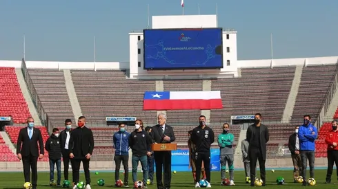 El Presidente Sebastián Piñera hace el anuncio de la vuelta del fútbol en el Estadio Nacional