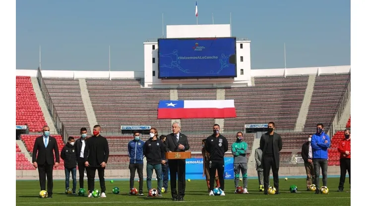 El Presidente Sebastián Piñera hace el anuncio de la vuelta del fútbol en el Estadio Nacional