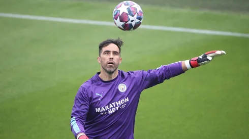 El chileno deja el Manchester City tras cuatro exitosas temporadas, y su futuro podría estar junto a Manuel Pellegrini en el Real Betis.