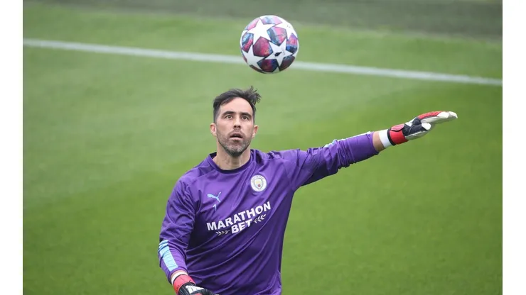 El chileno deja el Manchester City tras cuatro exitosas temporadas, y su futuro podría estar junto a Manuel Pellegrini en el Real Betis.