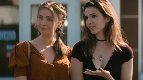 Sterling (Maddie Phillips) y Blair (Anjelica Bette Fellini) en "Adolescentes Cazadores de Recompensas".