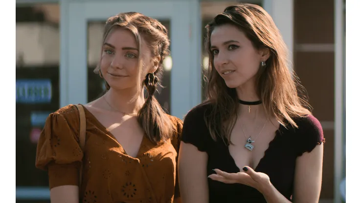 Sterling (Maddie Phillips) y Blair (Anjelica Bette Fellini) en "Adolescentes Cazadores de Recompensas".
