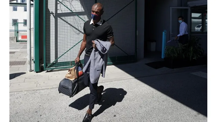 Eric Abidal llegando a Lisboa para los cuartos de final de la Champions League