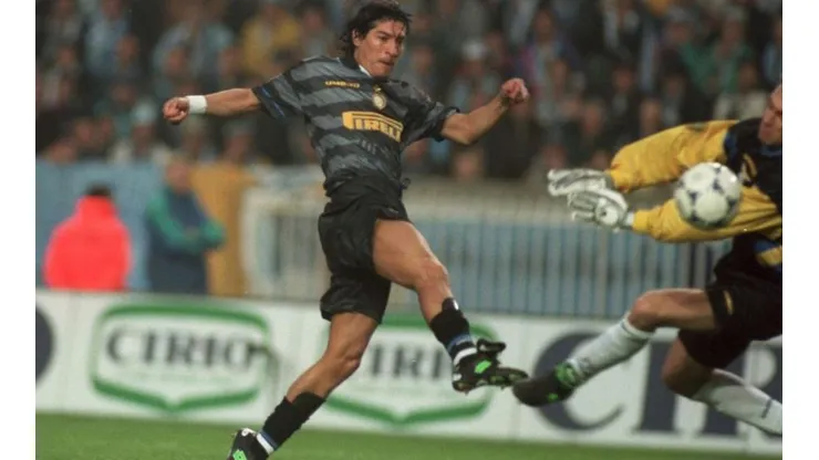 Iván Zamorano fue clave en el título de Inter en la Copa UEFA