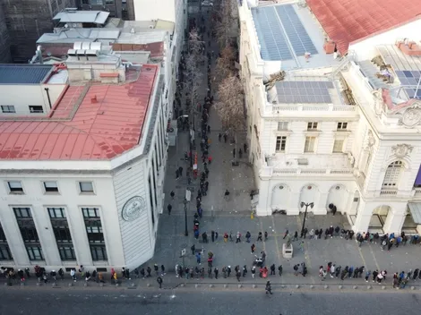 ¿Tampoco lo vieron venir? Enorme fila en Santiago para esperar atención de AFP